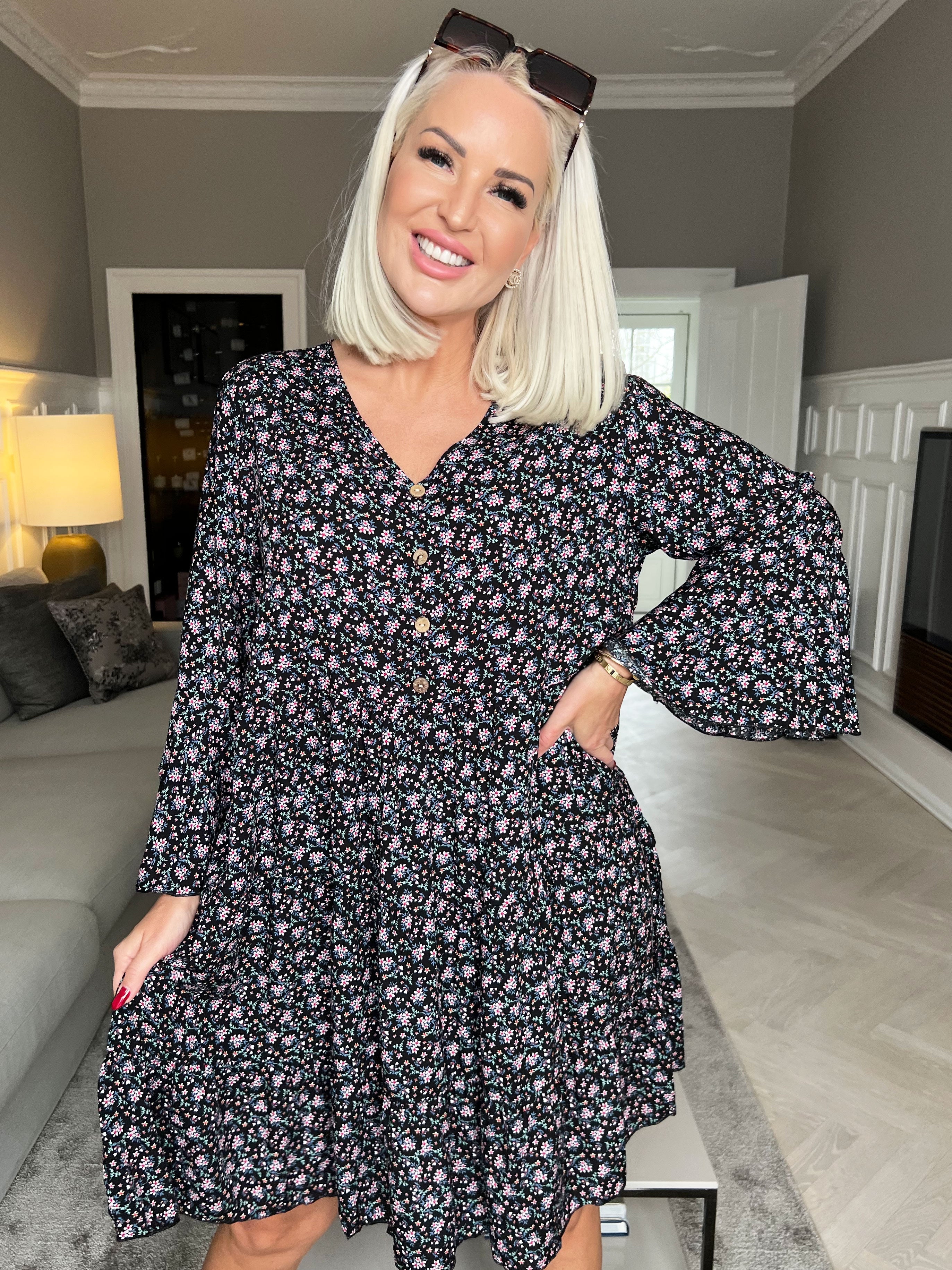 Karla - Vacker blommig bomullsklänning med knappar